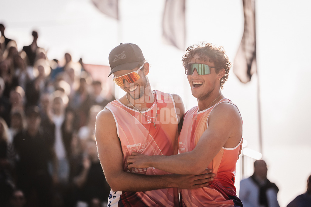 Beachvolleyball | Männer | Allianz German Beach Tour 2025 | Tourstop Düsseldorf | 16.05.2025 | v.l. Niklas Held und Hennes Nissen jubeln