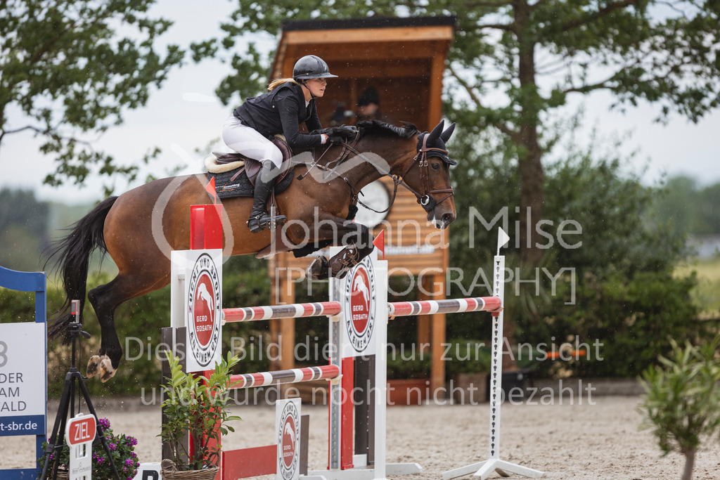 240614_Lemwerder_M2-Springen-486 | Deine schönsten Turniermomente als professionelle Fotos! Entdecke hochwertige Pferdesport-Fotografie im Online-Shop. Jetzt Fotos finden & bestellen!