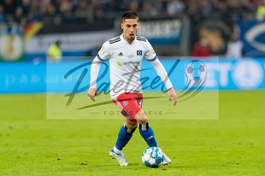 HSVSCF20220419_118 | Fussball, Herren: Ludovit Reis (Hamburger SV) in Aktion, am Ball, Einzelaktion beim DFB-Pokal-Halbfinalspiel zwischen Hamburger SV und SC Freiburg im Volksparkstadion am 19.04.2022 in Hamburg, Deutschland.DFB / DFL REGULATIONS PROHIBIT ANY USE OF PHOTOGRAPHS AS IMAGE SEQUENCES AND/OR QUASI-VIDEO. - Realisiert mit Pictrs.com