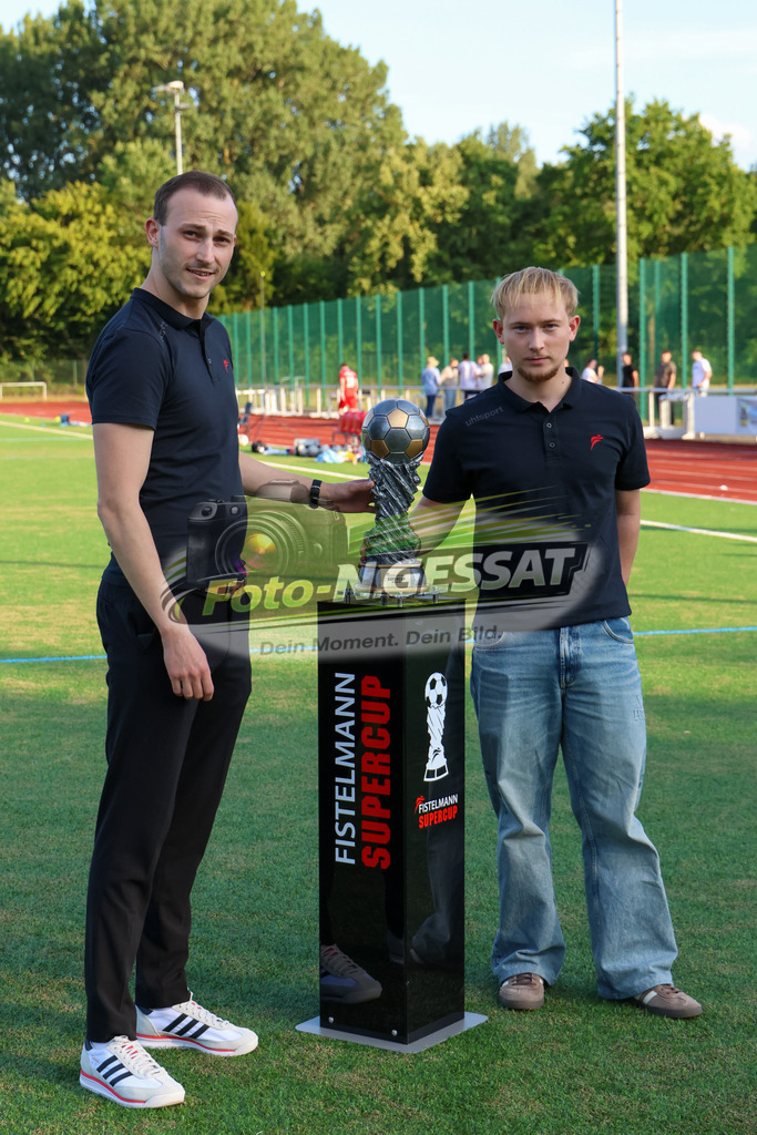 TuS Bardüttingdorf - TuRa Löhne | Auf dem Bild zu sehen: Pokal (Fistelmann SuperCup) v.l.: Fabian Haarmann, Mattis Buchheister SV Löhne-Obernbeck, SG FA Herringhausen/Eickum, Saison 26/27, Fistelmann SuperCup - Realisiert mit Pictrs.com