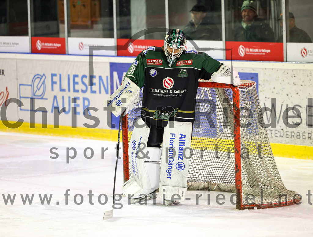 2022-12-09_041_TSV_Erding_gegen_EHC_Waldkraiburg | Erding, Deutschland, 09.12.2022:
Eishockey, Bayernliga 2022 / 2023, 19. Spieltag, TSV Erding gegen EHC Waldkraiburg, Endergebnis: 9:2

Torwart Thomas Hingel (Erding Gladiators, #33)

Foto: Christian Riedel / fotografie-riedel.net