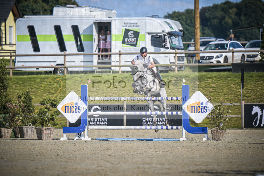 DOS_1935 | Entdecke hochwertige Reitturnierfotos von Foto Oger. Professionell, emotional und authentisch – jetzt Lieblingsmomente im Shop bestellen.Deutschlandweite Turnierfotografie. - Realisiert mit Pictrs.com