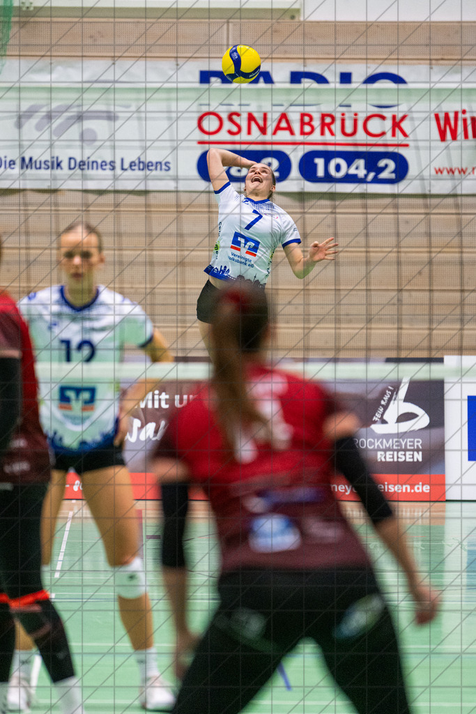 2. VBLF Nord 25/26 | Spiel 4065 | VC Osnabrück vs. TUSA City Girls Düsseldorf | DRESING Merit (VC Osnabrück e.V. #7) beim Aufschlag //  10.01.26: 2. VBLF Nord 25/26 | Spiel 4065 | VC Osnabrück vs. TUSA City Girls Düsseldorf / Osnabrück / Deutschland  //   CREDIT:www.bullenfotos.de, Martin König, Hörner Weg 40, D-49078 Osnabrück, +4917663732967 // Nutzung und Weitergabe nur zu den vereinbarten Zwecken. Presseanfragen an Ersteller. Alle Rechte beim Ersteller. Honorierung nach MFM. - Realisiert mit Pictrs.com