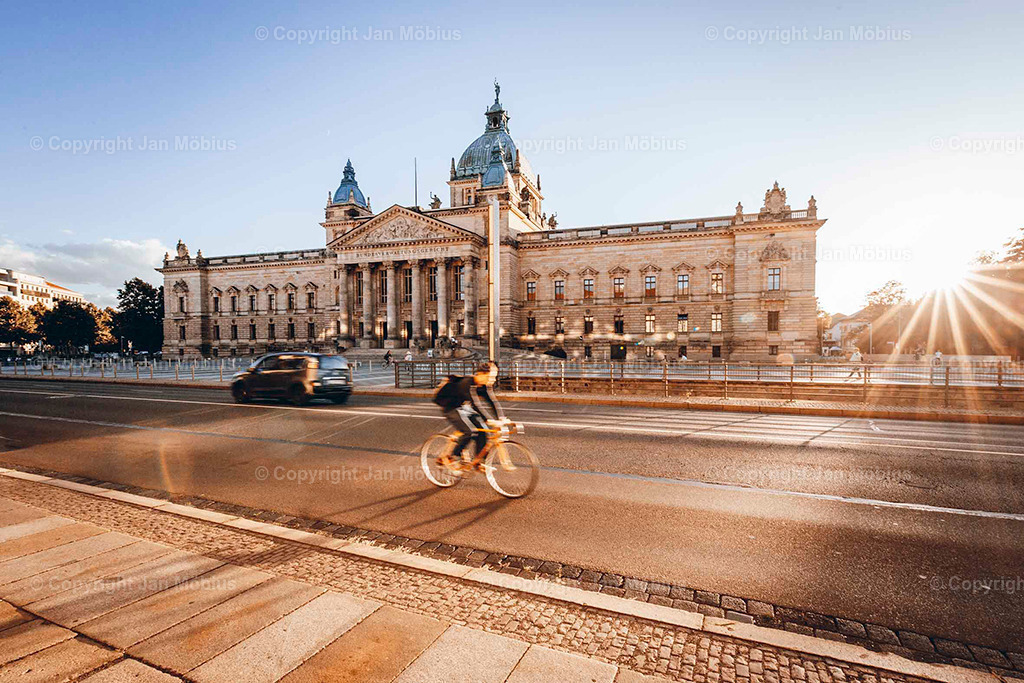 Bundesverwaltungsgericht | Das heutige Bundesverwaltungsgericht in Leipzig blickt auf eine bewegte Geschichte zurück: Ursprünglich als Reichsgericht errichtet, diente das beeindruckende Gebäude später als Bildermuseum. Heute ist es Sitz des höchsten deutschen Gerichts für öffentliches Recht. Die Verbindung aus historischer Architektur, kulturellem Erbe und rechtlicher Bedeutung macht diesen Ort einzigartig – für Besucher, Interessierte und Bildkäufer gleichermaßen. - Realisiert mit Pictrs.com