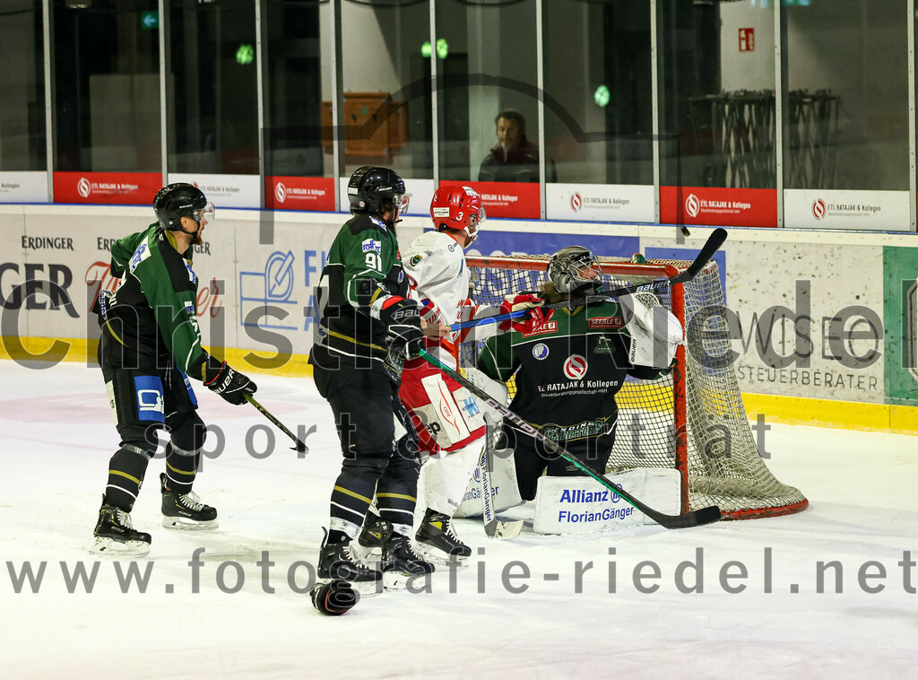 2022-11-13_068_TSV_Erding_gegen_TEV_Miesbach | Erding, Deutschland, 13.11.2022:
Eishockey, Bayernliga 2022 / 2023, 13. Spieltag, TSV Erding gegen TEV Miesbach, Endergebnis: 

Roni Rukajärvi (Erding Gladiators, #61), Rudolf Lorenz (Erding Gladiators, #91), Thomas März (TEV Miesbach, #3), Torwart Christoph Schedlbauer (Erding Gladiators, #31)

Foto: Christian Riedel / fotografie-riedel.net