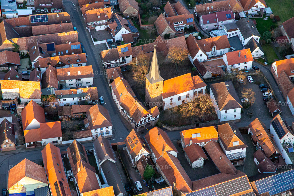 Luftbild: Kirche von Süden im Ortsteil Heuchelheim in Heuchelheim-Klingen im Bundesland Rheinland-Pfalz in Deutschland. Foto: IMG_139412.jpg vom 16.12.2023 durch Werner Riehm/FLY-FOTO.de