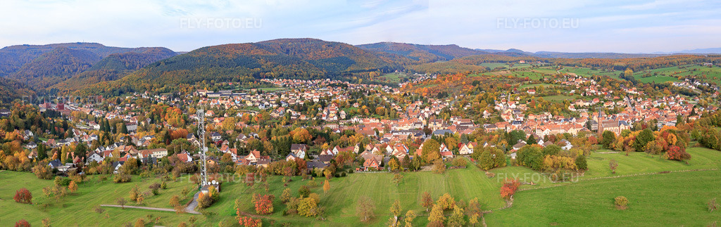 Vue aérienne: Panorama de la ville depuis le sud-ouest à Niederbronn-les-Bains dans le département Bas Rhin, France – .Photo: IMG_084748-Pano.jpg prise le 24/10/2015 par Werner Riehm/FLY-FOTO.eu – Résolution de l'original: 13289 x 4186 px