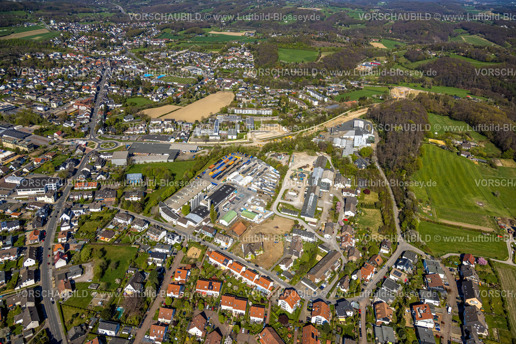 Sprockhoevel220404018 | Luftbild, Neuer Kreisverkehr Hauptstraße, Baustelle an der Glückauf-Trasse mit Neubau der Umgehungsstraße L70n zur Haßlinghauser Straße, Mathilde-Anneke-Schule, Brachfläche für Bauprojekt Hombergstraße 17 mit geplantem Pflegeheim und Wohnkomplex, Niedersprockhövel, Sprockhövel, Ruhrgebiet, Nordrhein-Westfalen, Deutschland