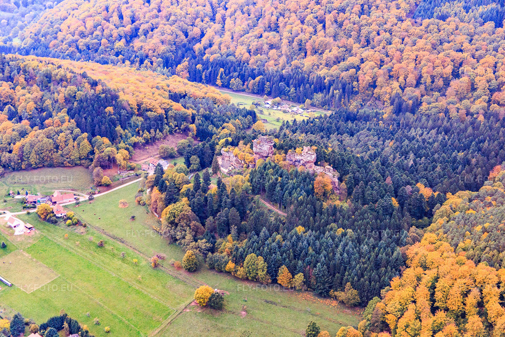 Vue aérienne: Château du Vieux-Windstein à Windstein dans le département Bas Rhin, France – .Photo: IMG_084634.jpg prise le 23/10/2015 par Werner Riehm/FLY-FOTO.eu – Résolution de l'original: 5472 x 3648 px – Le château du Vieux-Windstein - Châteaux Forts Alsace