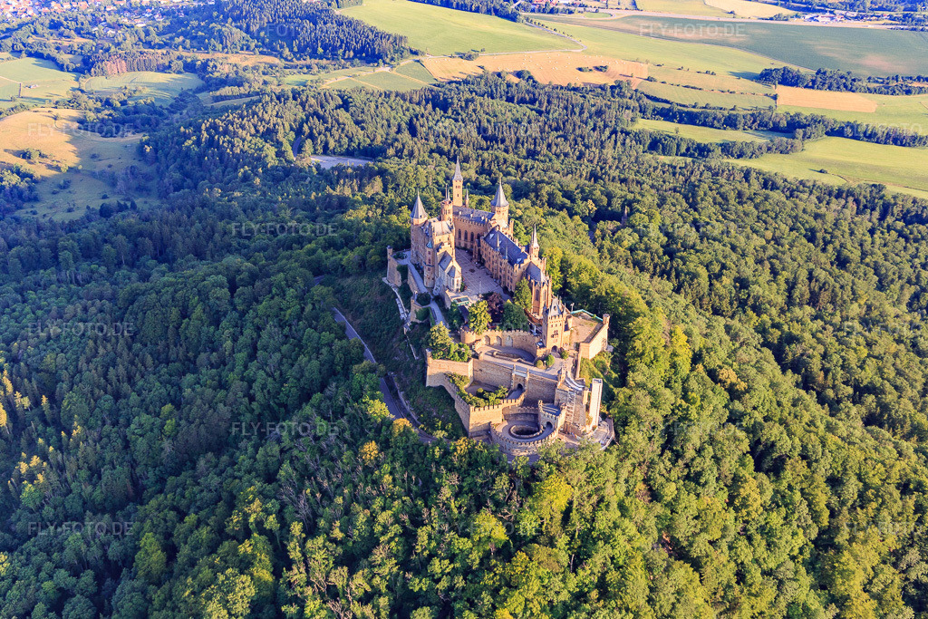 Luftbild: Burg Hohenzollern von Südosten im Ortsteil Zimmern in Bisingen im Bundesland Baden-Württemberg in Deutschland. Foto: IMG_148863.jpg vom 28.06.2025 durch Werner Riehm/FLY-FOTO.deBURG-HOHENZOLLERN.COM