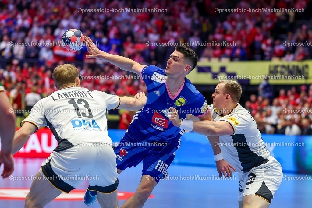 EHF28012602022 | 28.01.2026, Handball, Men's EHF EURO 2026, Deutschland - Frankreich, Jyske Bank Boxen in Herning, Dänemark, Main Round:  Aymeric Minne (France #04) im Zweikampf gegen   Matthes Langhoff (Germany #13)  Justus Fischer (Germany #54)