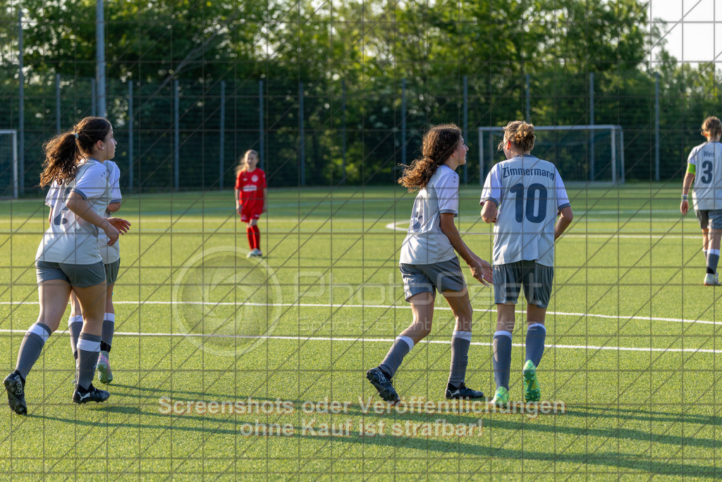 20260508_185747_0303_(c)_by_PhotoPeet | #,TSV Eschenbach (hell) vs. TSV Weilheim (rot), Fußball, C-Juniorinnen Kreisstaffel 2, Bezirk Neckar/Fils, 07.Spieltag,  Saison 2025/2026, Kunstrasenplatz, Schlater Straße, 73107 Eschenbach, 08.05.2026 - 18:30 Uhr,Foto: PhotoPeet / Sport- &amp; Eventfotografie / Peter Harich