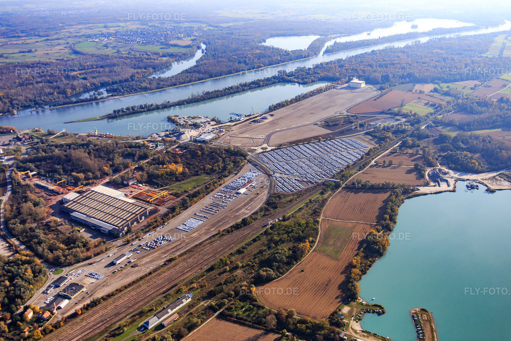 Luftbild: Zollhafen für PKW von WALON FRANCE vor dem Neubaugelände des Rhein-Hafens in Lauterbourg im Bundesland Bas-Rhin in Frankreich.Foto: IMG_075816.jpg vom 02.11.2014 durch Werner Riehm/FLY-FOTO.deAuflösung des Originals: 5472 x 3648 pxSolutions logistiques pour l'industrie: