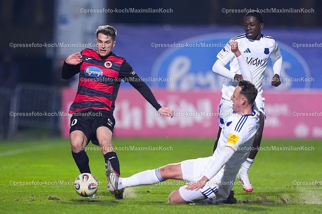 xYDRx23012601051 | 23.01.2026, xydrx, Fußball, 3.Liga, FC Viktoria Köln - 1.FC Saarbrücken, Saison 2025 2026, Sportpark Höhenberg: David Otto (FC Viktoria Köln #10) im Zweikampf gegen Robin Bormuth (1.FC Saarbrücken #32)    DFB regulations prohibit any use of photographs as image sequences and or quasi-video. Photo: xYannisxDreimannxPressefotoKochx