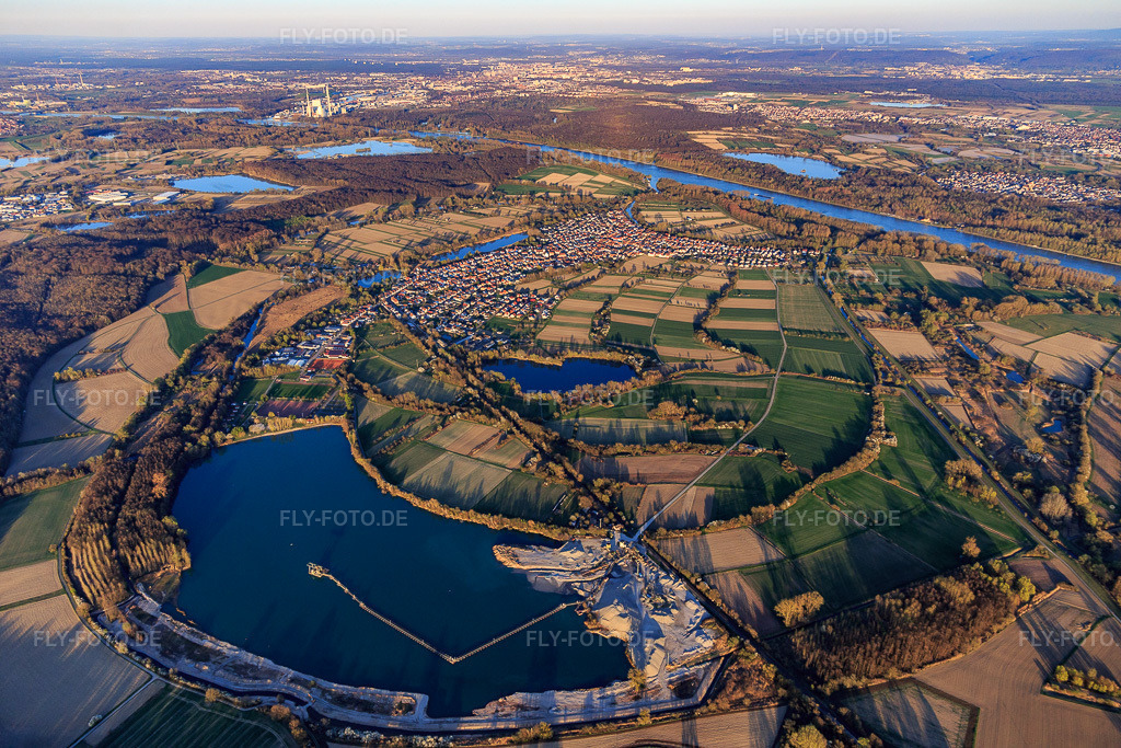 Luftbild: Dorfansicht am Rhein aus Süden in Neuburg am Rhein im Bundesland Rheinland-Pfalz in Deutschland. Foto: IMG_097889.jpg vom 27.03.2017 durch Werner Riehm/FLY-FOTO.de