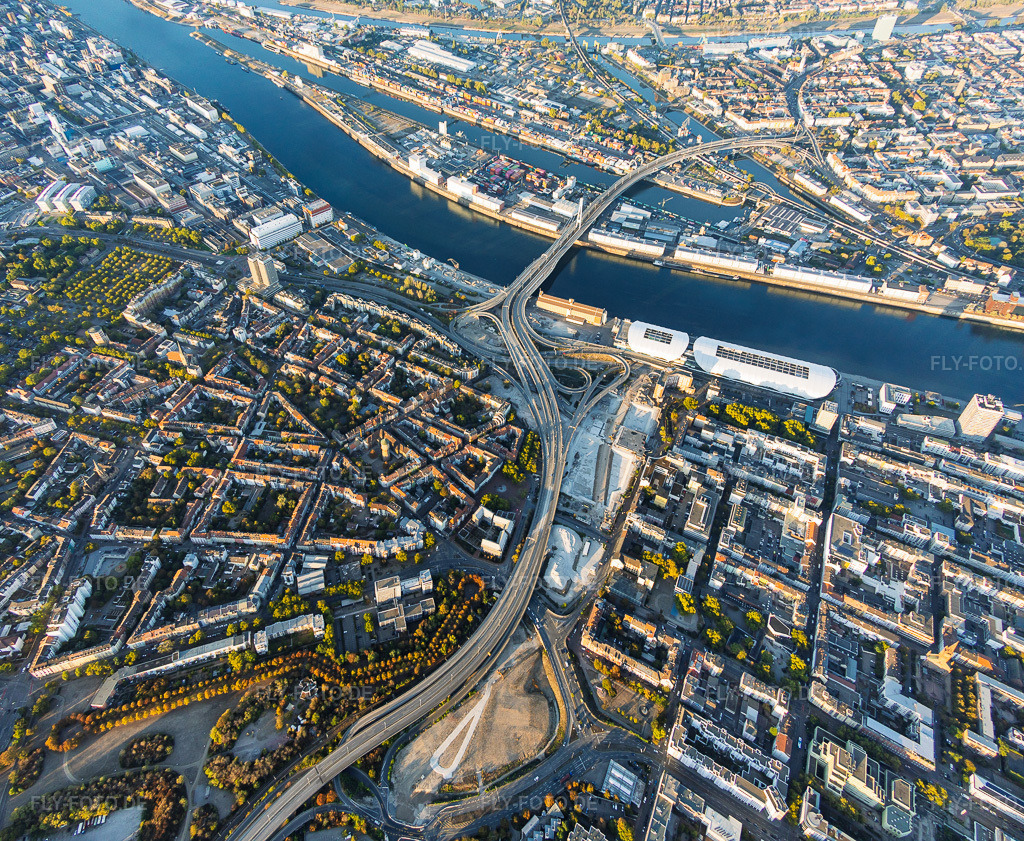Luftbild: Baustelle zum Abriss der Hochstraße Nord (B44) für die geplanten Helmut-Kohl-Allee und Auffahrt zur gesperrten Kurt-Schumacher-Brücke nach Sprengung des Würfelbunkers und Abriss des Rathaus-Centers im Ortsteil Mitte in Ludwigshafen im Bundesland Rheinland-Pfalz in Deutschland. – Foto: IMG_159731-Pano.jpg vom 06.10.2026 durch Werner Riehm/FLY-FOTO.de – Auflösung des Originals: 6346 x 5214 px