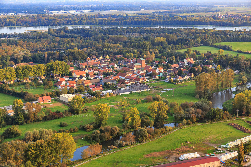 Luftbild: Ortsansicht aus Nordosten jenseits der Moder in Fort-Louis im Bundesland Bas-Rhin in Frankreich. – Foto: IMG_074355.jpg vom 04.10.2014 durch Werner Riehm/FLY-FOTO.de – Auflösung des Originals: 5472 x 3648 px