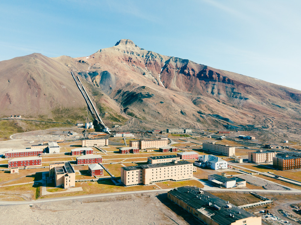 Pyramiden-auf-Spitzbergen-aus-der-Luft 14 - URBANISTER | Durch die Stadt gehen, als wohnte man woanders. Fotografie, subjektiver Urbanismus und aktiver Müßiggang. - Realisiert mit Pictrs.com