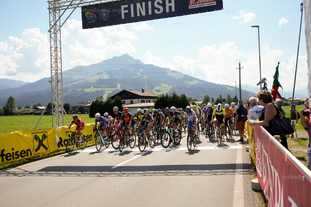 437_20230817_Bewerb_Maenner_Muehlanger | AUT - OESTERREICH, 2023-08-16: SPORT RENNRAD-FAHREN - 55. INTERNATIONALER RADWELTPOKAL IN ST. JOHANN IN TIROL  - Vintage-Radrennen mit WM-Bronze-Medaillen-Siegerin Christina Schweinberger, den Teilnehmer und Alexander Baumann (vom Orginastions-Team) - TAG 2 BEWERB MAENNER IN SECHS GRUPPEN  ; Foto: Roland Muehlanger