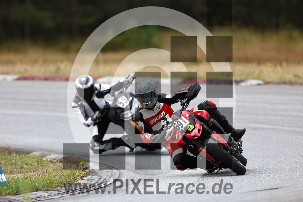 0055-20240713_04554 | Schöne Erinnerungen an spannende Momente - das festzuhalten ist unser Job. PIXELrace.de ist seit 2003 auf den Rennstrecken Europas unterwegs um die Action draußen beim Fahren und die wunderbare Stimmung imm Fahrerlager für euch einzufangen.