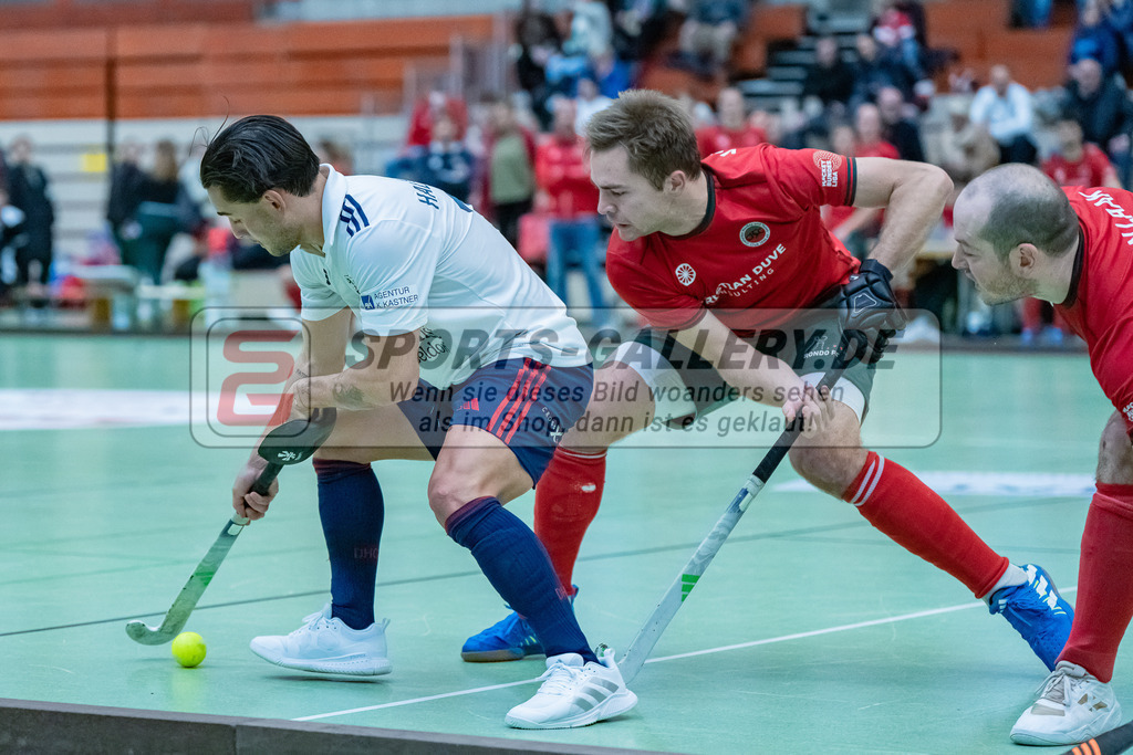 HK_20231217_107621 | 1. Bundesliga Herren Crefelder HC - Düsseldorfer HC  am 17.12.2023 Sporthalle Glockenspitz, Krefeld , Halfmann Laurens ( Düsseldorfer HC #17 ), van Ehren Christian ( Crefelder HTC #16 )