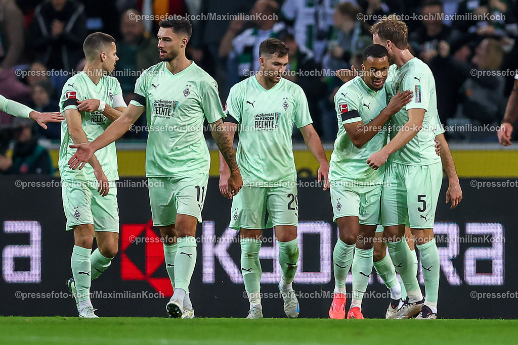 BMG24112401020 | 24.11.2024, Fußball, Borussia Mönchengladbach - FC St. Pauli, 1. Fußball Bundesliga, Borussia-Park, Saison 2024 2025: Torjubel nach dem 1:0 durch Alassane Plea (Mönchengl. #14)DFB regulations prohibit any use of photographs as image sequences and or quasi-video.