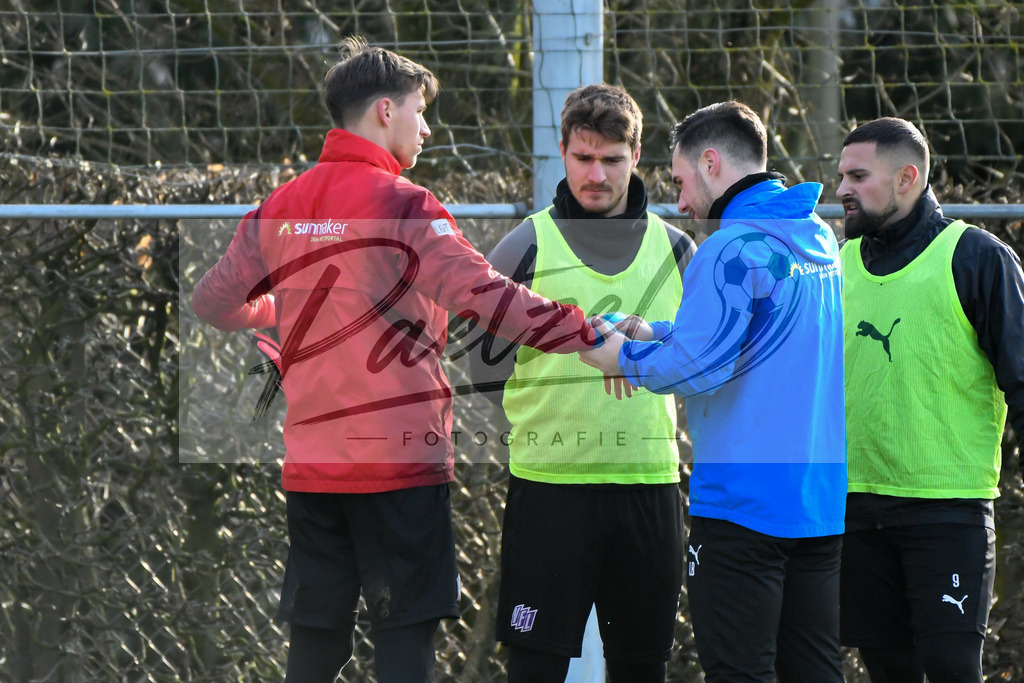 20200215_TRAOSN_0011 | Fussball, Herren: Torhueter Nils Koerber (VfL Osnabrueck) wird behandelt von Physiotherapeut Lennart Bartling (VfL Osnabrueck) waehrend der Trainingseinheit des VfL Osnabrueck im Sportpark Illoshoehe am 15.02.2020 in Osnabrueck, Deutschland. - Realisiert mit Pictrs.com