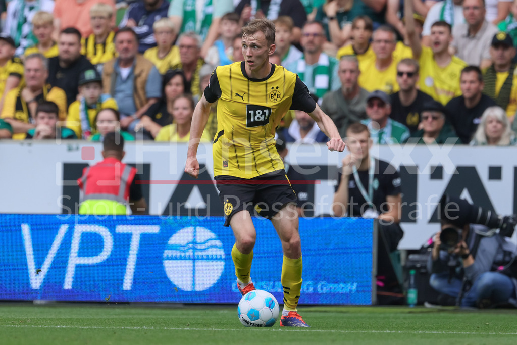 Fussball, Bundesliga, SV Werder Bremen - Borussia Dortmund | v.li.: Maximilian Beier (Borussia Dortmund, BVB, 14) am Ball, Freisteller, Einzelbild, Ganzkörper, Aktion, Action, Spielszene, DIE DFL-RICHTLINIEN UNTERSAGEN JEGLICHE NUTZUNG VON FOTOS ALS SEQUENZBILDER UND/ODER VIDEOÄHNLICHE FOTOSTRECKEN. DFL REGULATIONS PROHIBIT ANY USE OF PHOTOGRAPHS AS IMAGE SEQUENCES AND/OR QUASI-VIDEO.
