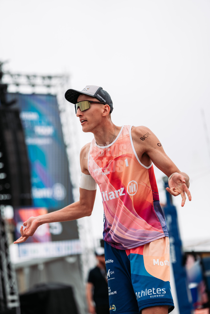 Beachvolleyball | Männer | Allianz German Beach Tour 2024 | Tourstop Kühlungsborn 2 | 18.08.2024 | Momme Lorenz feuert das Publikum an