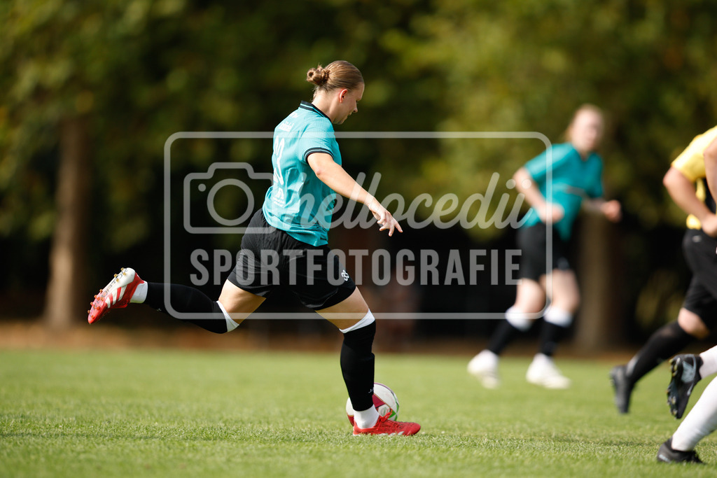 Fußball I Frauen I Westfalenpokal 26-27 I DJK GW Amelsbüren - SSV Rhade  I 18820 | Nele Wansing (33, SSV Rhade) schießt den Ball. - Realisiert mit Pictrs.com
