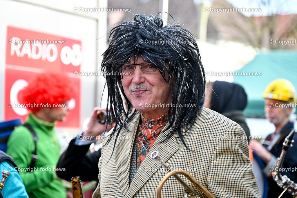 Suedbahnhofmarkt Linz_ Faschingsumzug 2024_ 10.02.2024-17 | 10.02.2024, Linz, AUT, Suedbahnhofmarkt, Faschingsumzug 2024, im Bild Ebelsberger Faschingsgilde, Umzug, Musik, Masken, maskiert, Krapfen, Verkleidungen, Prinzenpaar