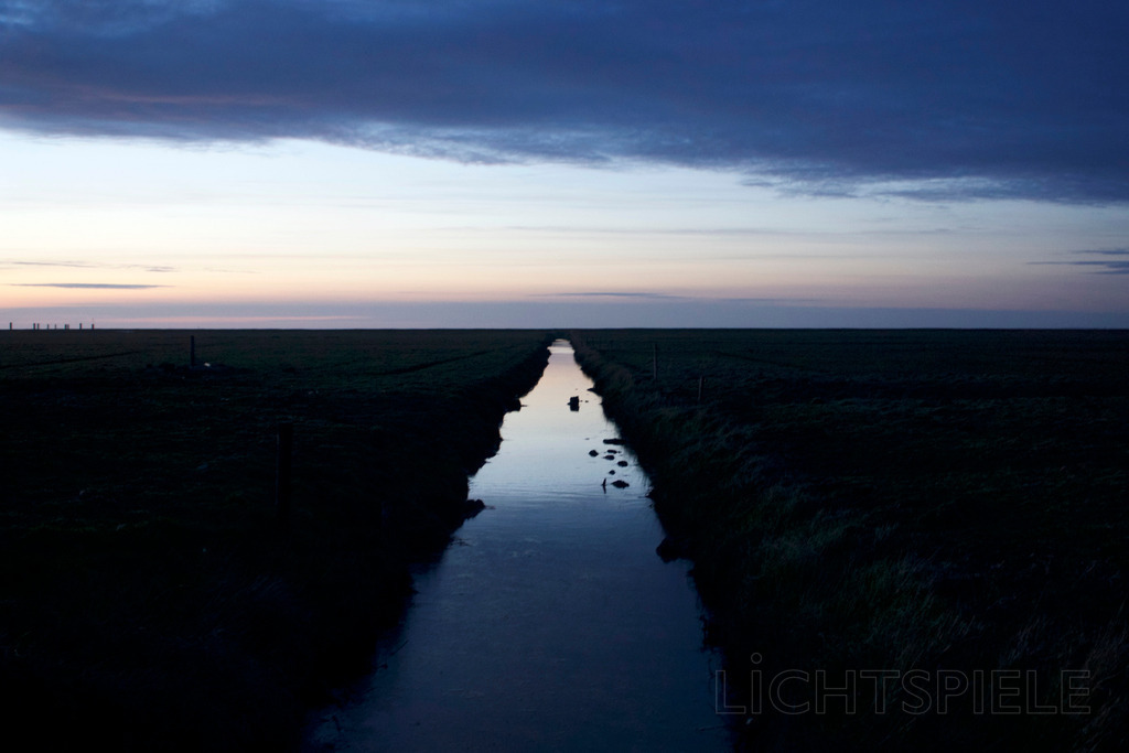 Horizont | Priel auf Hallig Hooge im Abendlicht - Realisiert mit Pictrs.com