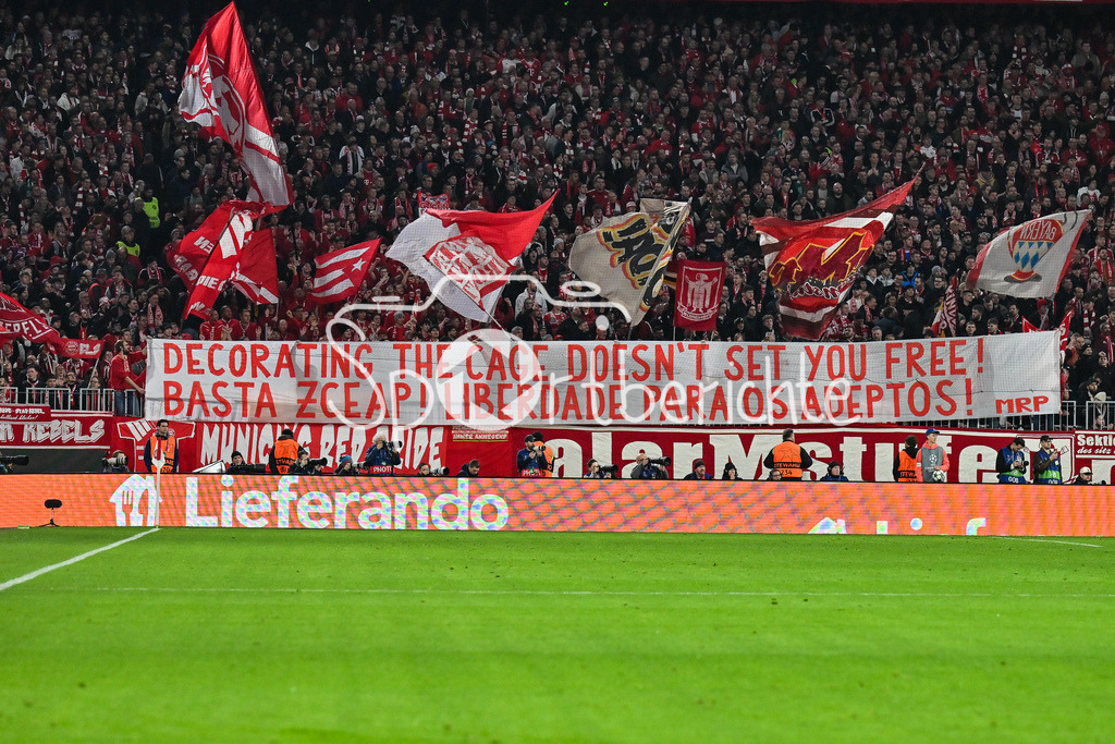 FC Bayern München - Sporting Lissabon | MUNICH, GERMANY - 09. DECEMBER: Sprchband der Südkurve München während dem Match zwischen dem FC Bayern München und Sporting Lissabon am 6. Spieltag der UEFA Champions League Ligaphase in der Allianz Arena