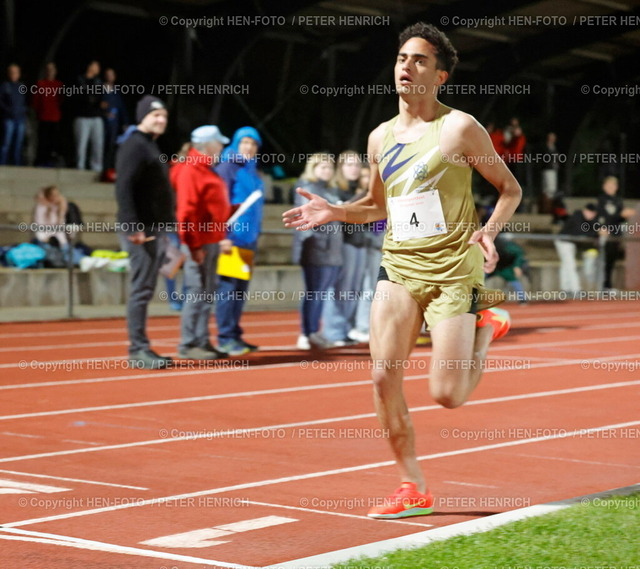 Erstes Pfungstädter Abendsportfest 2025 | 07.05.2025 Leichtathletik Abendsportfest Pfungstadt 3000m Lauf männlich v. li. im Ziel Sieger Nour HAROUCH (4 Athletics Team Karben) (Foto: Peter Henrich) - Realisiert mit Pictrs.com