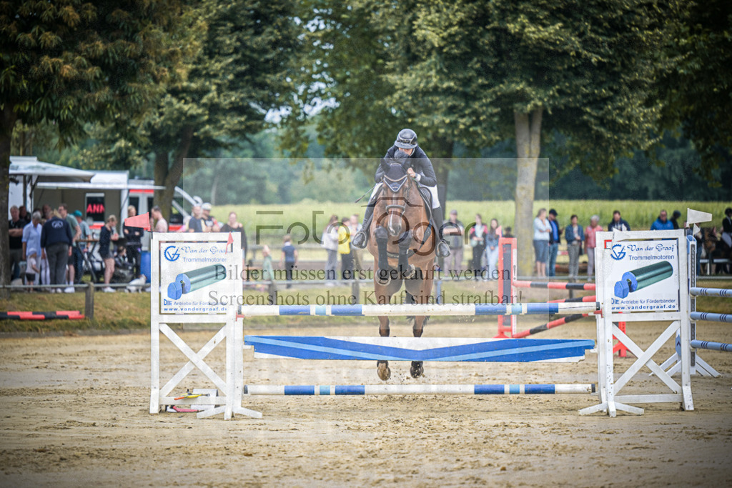 DOS_2049 | Entdecke hochwertige Reitturnierfotos von Foto Oger. Professionell, emotional und authentisch – jetzt Lieblingsmomente im Shop bestellen.Deutschlandweite Turnierfotografie. - Realisiert mit Pictrs.com