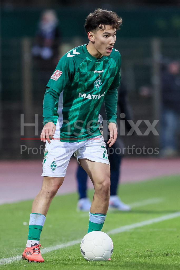 Fussball, Regionalliga Nord, SV Werder Bremen II - BSV Kickers Emden | v.li.: Kein Sato (SV Werder Bremen II, 23) am Ball, Freisteller, Einzelbild, Ganzkörper, Aktion, Action, Spielszene