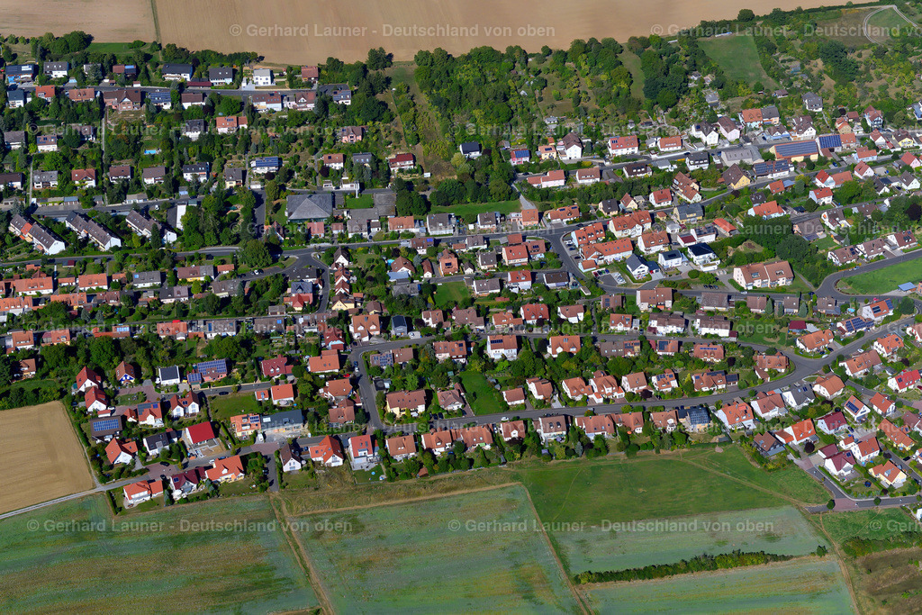 3650411 | REICHENBERG 31.08.2016 Wohngebiet einer Einfamilienhaus- Siedlung am Rande von landwirtschaftlichen Feldern in Reichenberg im Bundesland Bayern, Deutschland // Single-family residential area of settlement on the edge of agricultural fields in Reichenberg in the state Bavaria, Germany Foto: Gerhard Launer