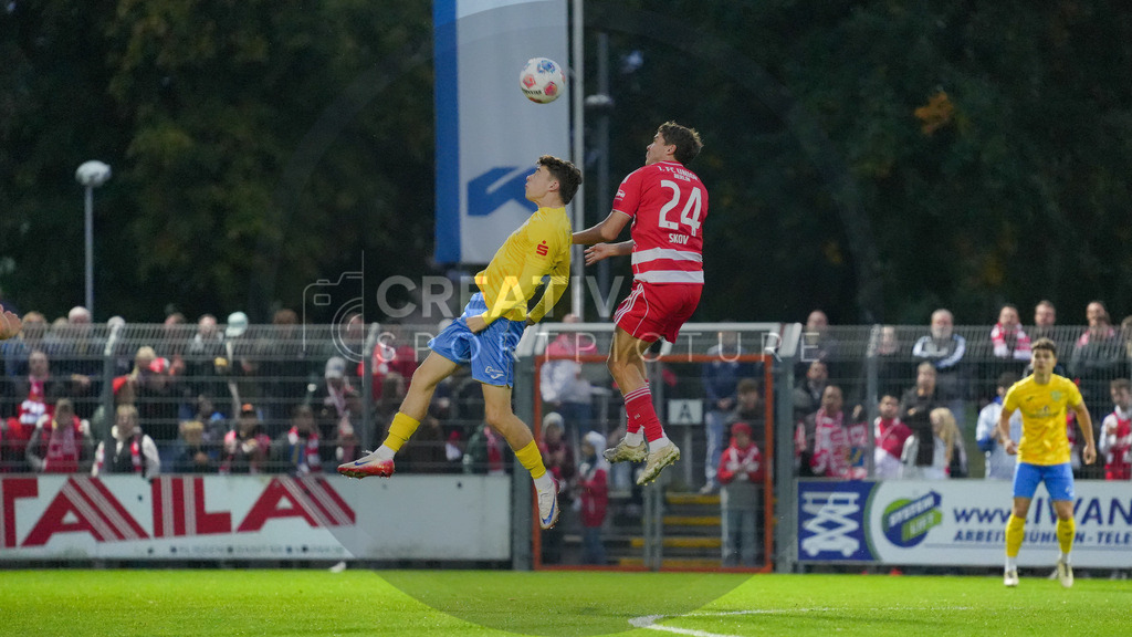 Fußball, Herren, Saison 2025/2026, Testspiel, Freundschaftsspiel, FSV 63 Luckenwalde vs. 1.FC Union Berlin, Mittwoch 08.10.2025, Werner-Seelenbinder-Stadion Luckenwalde, | Fußball, Herren, Saison 2025/2026, Testspiel, Freundschaftsspiel, FSV 63 Luckenwalde vs. 1.FC Union Berlin, Mittwoch 08.10.2025, Werner-Seelenbinder-Stadion Luckenwalde, Im Bild: Tim Maciejewski (l. Luckenwalde) und Robert Skov (r. Union) - Realisiert mit Pictrs.com