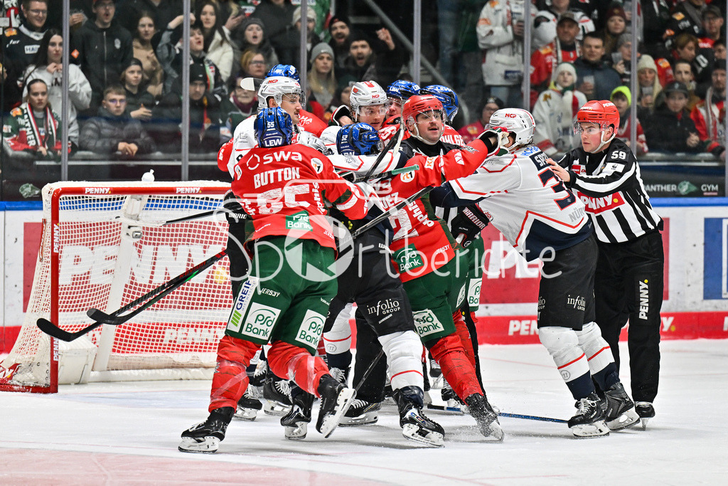 Augsburger Panther - Nürnberg Ice Tigers | AUGSBURG, GERMANY - 28. NOVEMBER: heiss her ging es im Derby zwischen Augsburg und Nürnberg / Fight / Faustkampf beim Ligaspiel zwischen den Augsburger Panthern und den Nürnberg Ice Tigers am 23. Spieltag der Penny DEL im Curt Frenzel Stadion