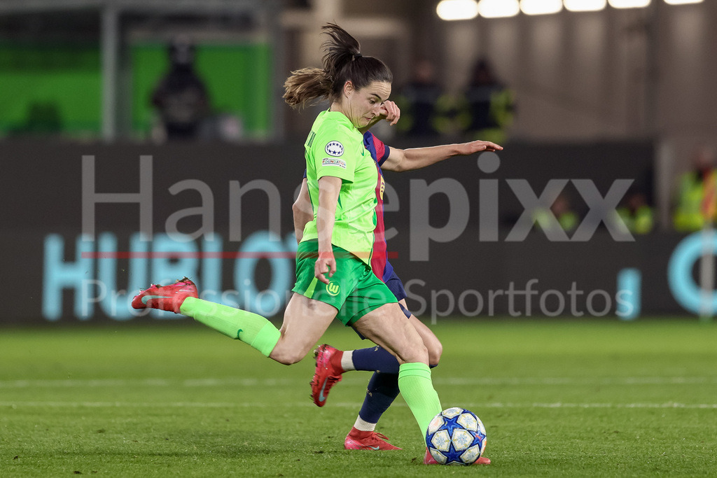 Fussball, UEFA Womens Champions League, VfL Wolfsburg - FC Barcelona | v.li.: Caitlin Dijkstra (VfL Wolfsburg, 3) am Ball, Einzelbild, Ganzkörper, Aktion, Action, Spielszene