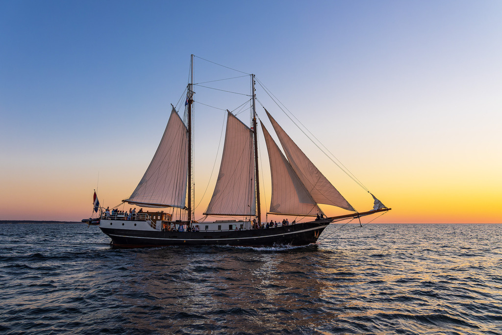 Segelschiff im Sonnenuntergang auf der Hanse Sail in Rostock | Segelschiff auf dem Neuen Strom während der Hanse Sail in Rostock.