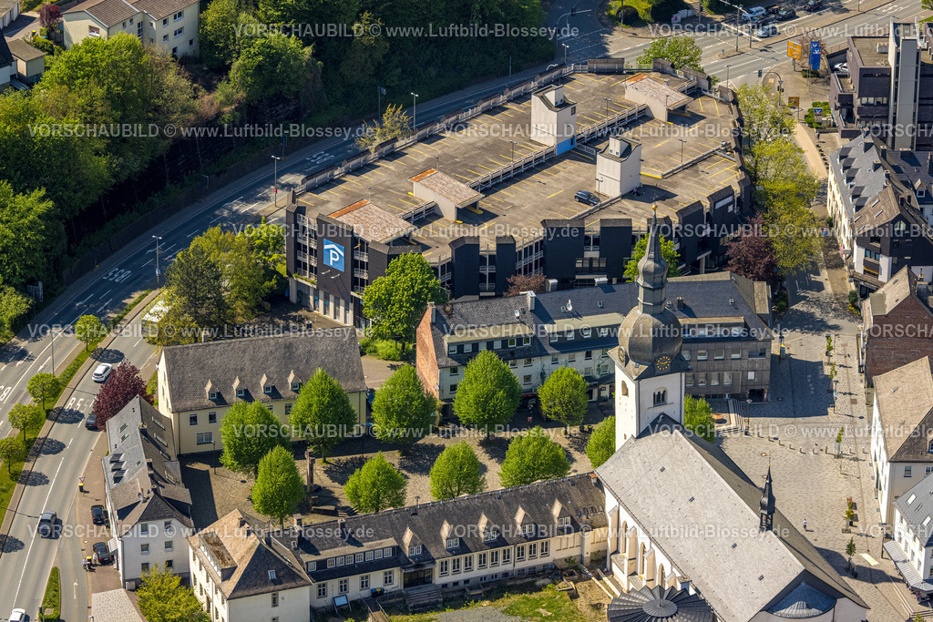 Meschede240505983 | Luftbild, St. Walburga katholische Kirche, Stiftsplatz mit Stiftsparkhaus, Meschede-Stadt, Meschede, Sauerland, Nordrhein-Westfalen, Deutschland