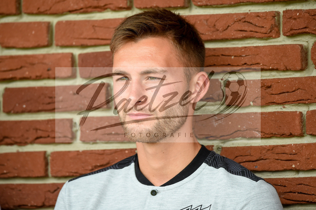BSBOSN_20210626_0027 | Fussball, Herren: Felix Higl (VfL Osnabrueck) schaut beim Testspiel zwischen TuS Bersenbrueck und VfL Osnabrueck im Hasestadion am 26.06.2021 in Bersenbrueck, Deutschland. - Realisiert mit Pictrs.com