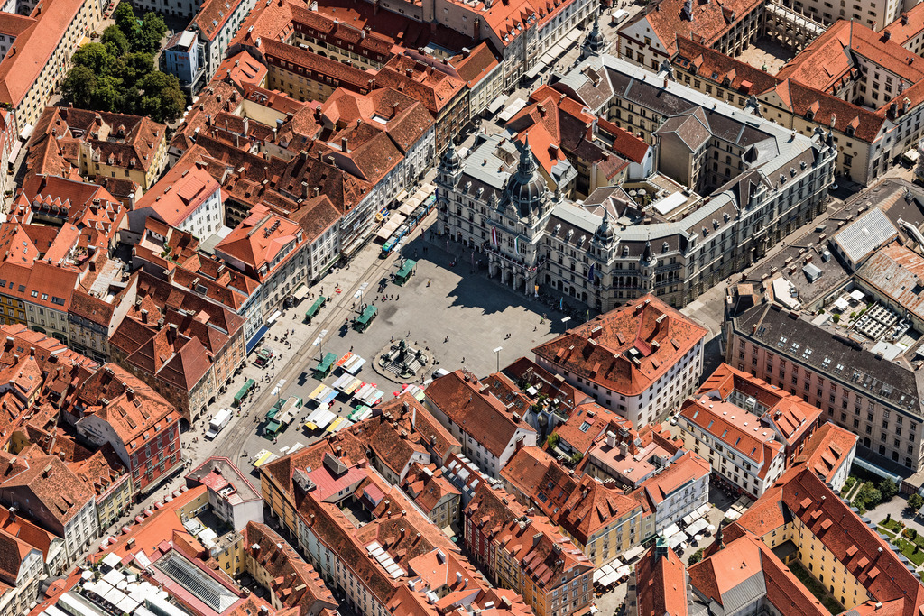 dr__0012276.jpg | GRAZ 20.07.2018 Gebäude des Rathauses der Stadtverwaltung am Marktplatz der Innenstadt in Graz in Steiermark, Österreich. // Town Hall building of the City Council at the market downtown in Graz in Steiermark, Austria. Foto: Daniel Reiter