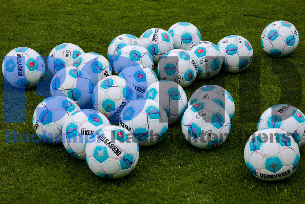 1. Fussball Bundesliga:  Trainingsauftakt VfL Bochum 1848 {date} -  | {headline}(Foto: Sebastian Sendlak / BOND)DFL regulations prohibit any use of photographs as image sequences and/or quasi-videos. - Realisiert mit Pictrs.com