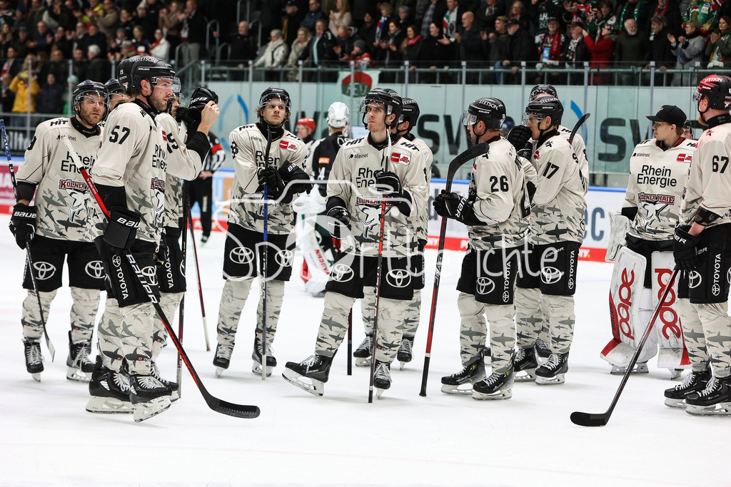 Augsburger Panther - Kölner Haie  | Haengende Koepfe bei den Spielern der Koelner Haie nach der Niederlage in Augsburg