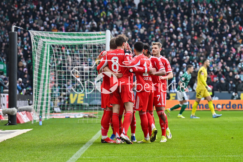 SV Werder Bremen - FC Bayern München | BREMEN, GERMANY - 14. FEBRUARY: Jubel der Bayern nach dem Treffer zum 0-1 durch Harry KANE (FC Bayern Munich 9) / Elfmeter Tor / Torschuetze / Freude / Happy während dem Bundesligamatch zwischen dem SV Werder Bremen und dem FC Bayern München am 22. Spieltag im Weserstadion / DFL REGULATIONS PROHIBIT ANY USE OF PHOTOGRAPHS AS IMAGE SEQUENCES AND/OR QUASI-VIDEO