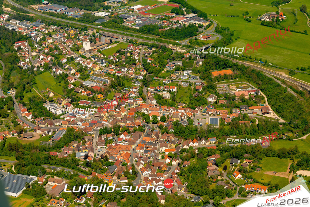Das Luftbild zeigt :  Emskirchen - Die Luftaufnahme wurde 2024 vom UL-Flugzeug aus erstellt ( keine Drohne ) - Hochauflösende Luftaufnahme - Für grossformatige Ausdrucke geeignet. Die Geschenkidee !Mit Lizenz und Bildrechte bestellbar