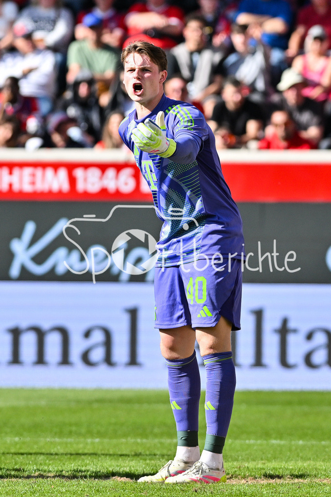 1. FC Heidenheim - FC Bayern München | im Bild Jonas Kurt URBIG (FC Bayern Muenchen 40) / Einzelfoto / Freisteller / Bundesliga: 1. FC Heidenheim - FC Bayern Muenchen, Voith Arena am 19.04.2025