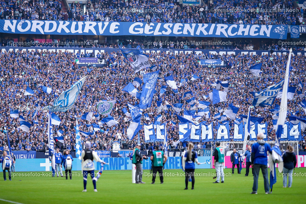 Schalke26102402094 | 26.10.2024, Fußball, FC Schalke 04 - SpVgg Greuther Fürth, 2. Fußball Bundesliga, Veltins-Arena Gelsenkirchen, Saison 2024 2025: Zuschauer Besucher Schalkefans Fans Tribüne Fan DFB regulations prohibit any use of photographs as image sequences and or quasi-video.